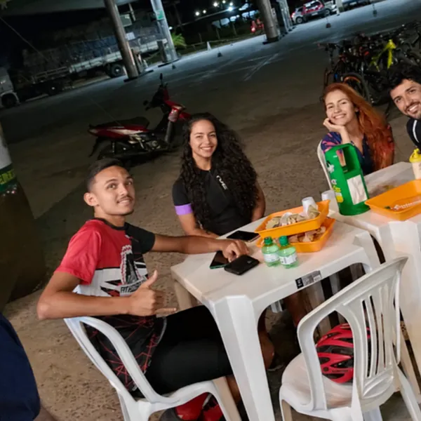 Grupo de amigos reunido nas mesas do point à noite