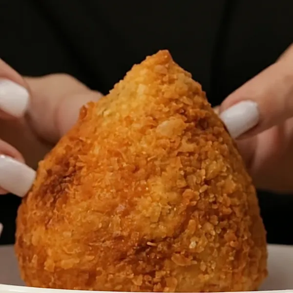 Coxinha dourada servida no prato