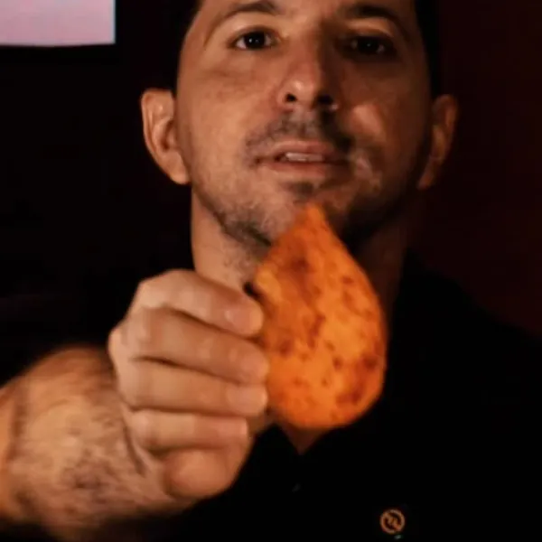 Cliente mostrando a coxinha do Zé Coxinha Cariri